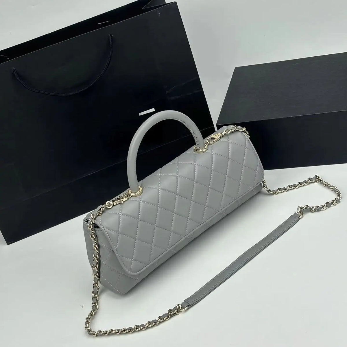 Bolsa de ombro cilíndrica tricotada com padrão de diamante cinza, couro PU liso, alça multiuso removível, estilo minimalista e elegante.