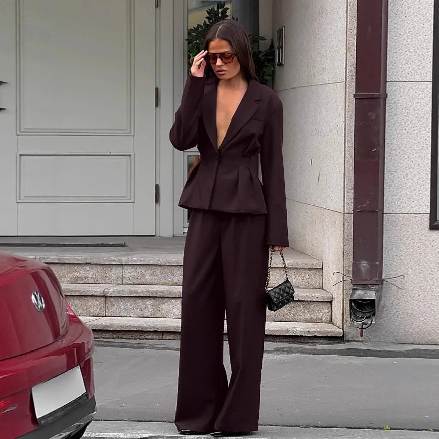 Conjunto de Blazer e Calça Feminino Outono Inverno 2026: Blazer com Decote V Profundo e Cintura Marcada e Calça Pantalona de Cintura Alta – Elegante Traje para o Escritório