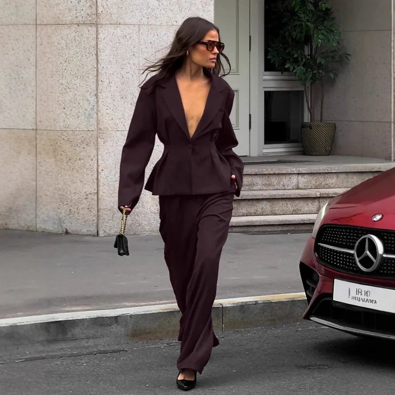 Conjunto de Blazer e Calça Feminino Outono Inverno 2026: Blazer com Decote V Profundo e Cintura Marcada e Calça Pantalona de Cintura Alta – Elegante Traje para o Escritório