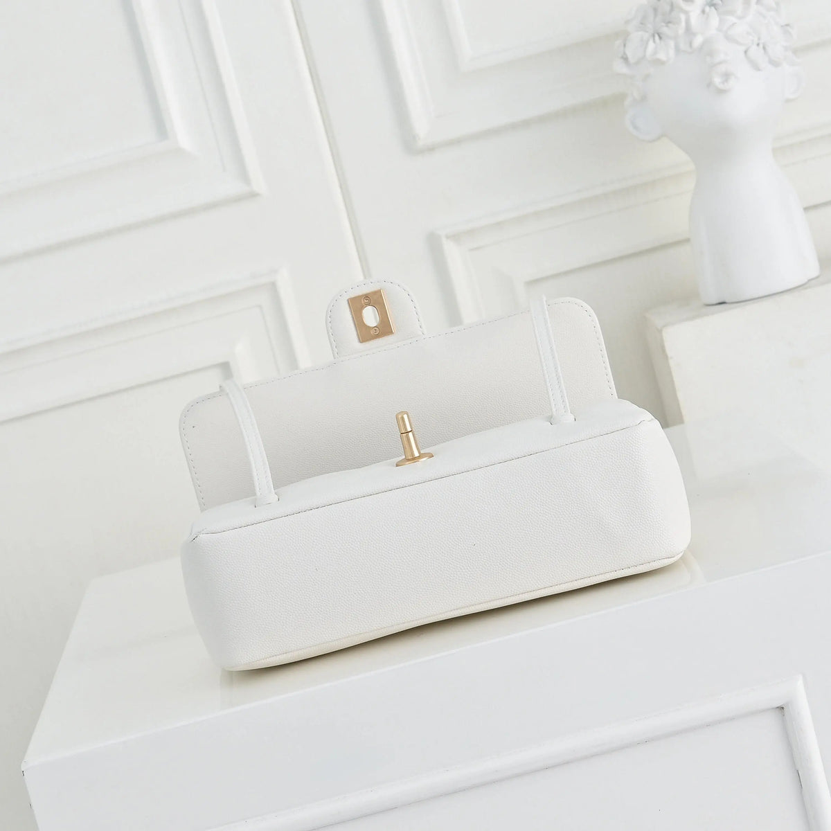 Bolsa de ombro com aba de couro branco, alça longa extrafina, bolsa retangular minimalista para usar debaixo do braço.