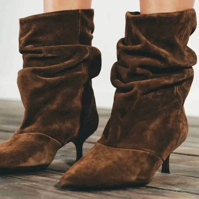 Botas Femininas Novas de Inverno, Botas de Cano Curto Plissadas, Sapatos de Festa Retro Marrons, Elegantes Sapatos de Salto Alto com Bico Fino em Camurça para Mulheres