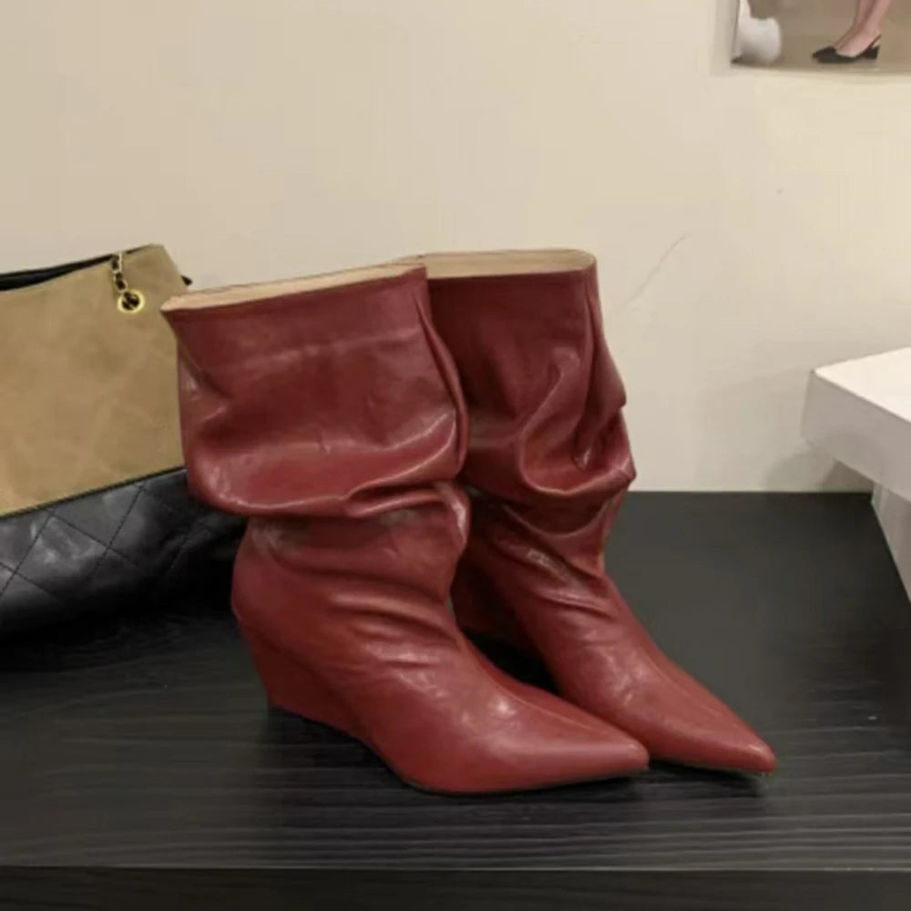 Botas Femininas de Salto Anabela com Bico Fino e Cano Plissado em Camurça Sintética PU, Estilo Slip-On, para Outono Inverno, Cano Médio