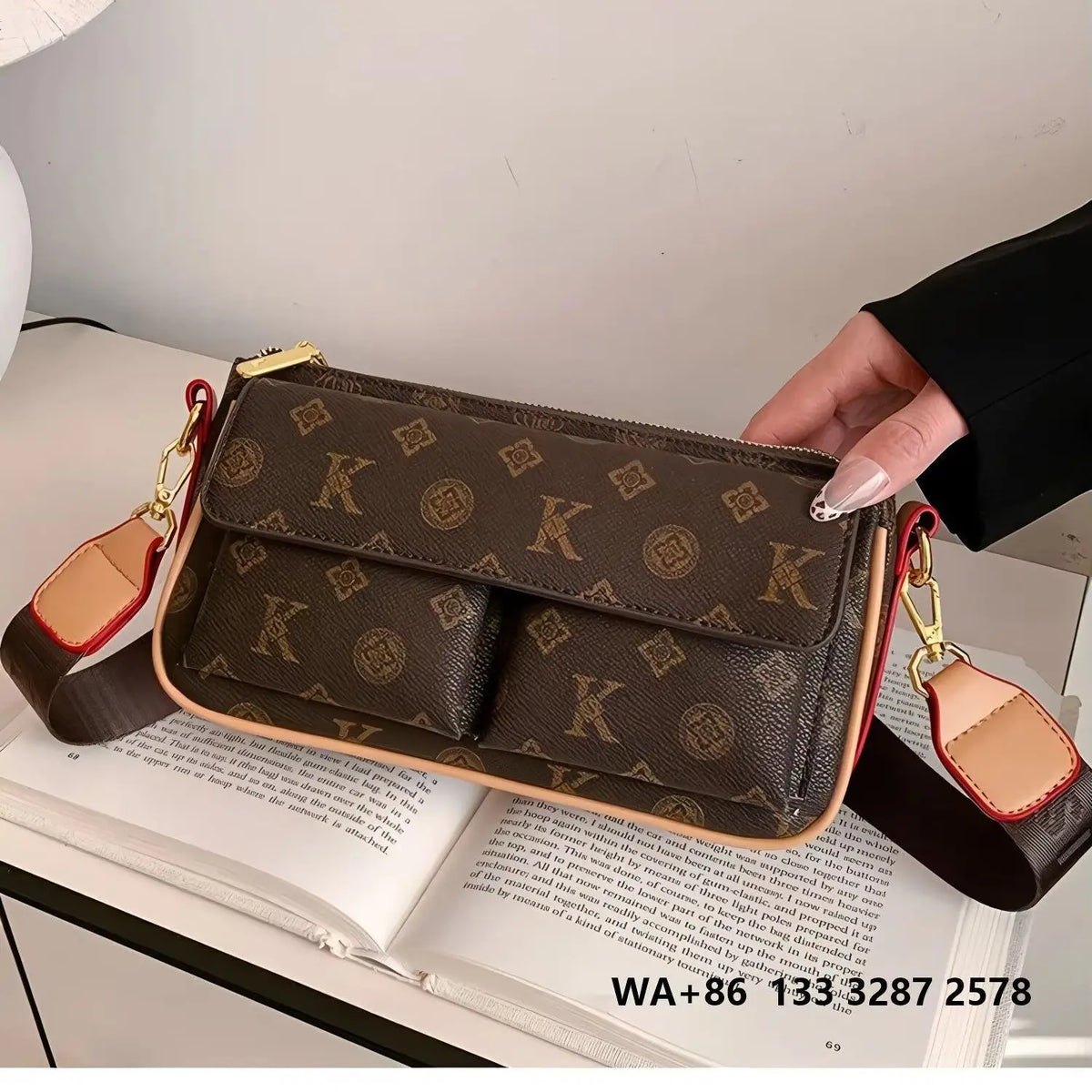 Mini bolsa transversal vintage com estampa de letras, detalhes em couro marrom contrastante, bolsos frontais duplos, alça de ombro larga ajustável em tecido e zíper dourado.
