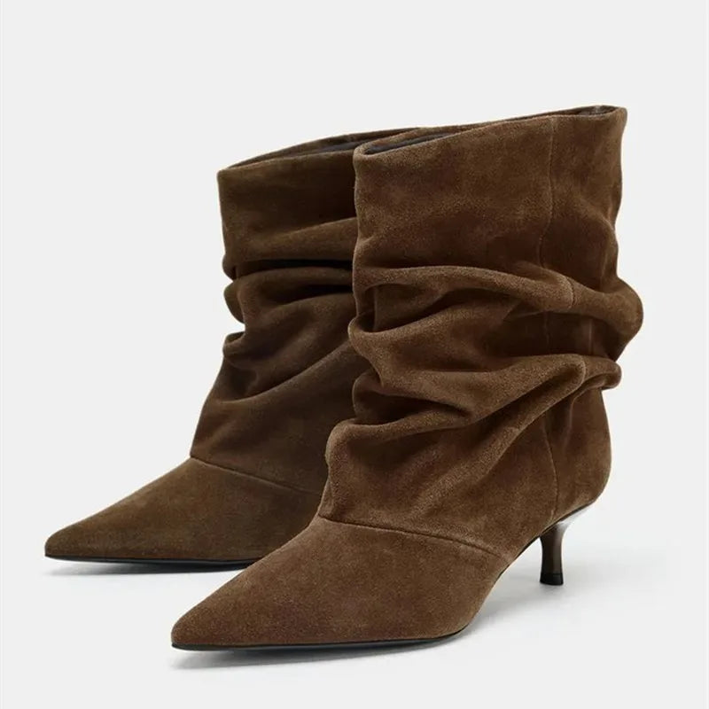 Botas Femininas Novas de Inverno, Botas de Cano Curto Plissadas, Sapatos de Festa Retro Marrons, Elegantes Sapatos de Salto Alto com Bico Fino em Camurça para Mulheres
