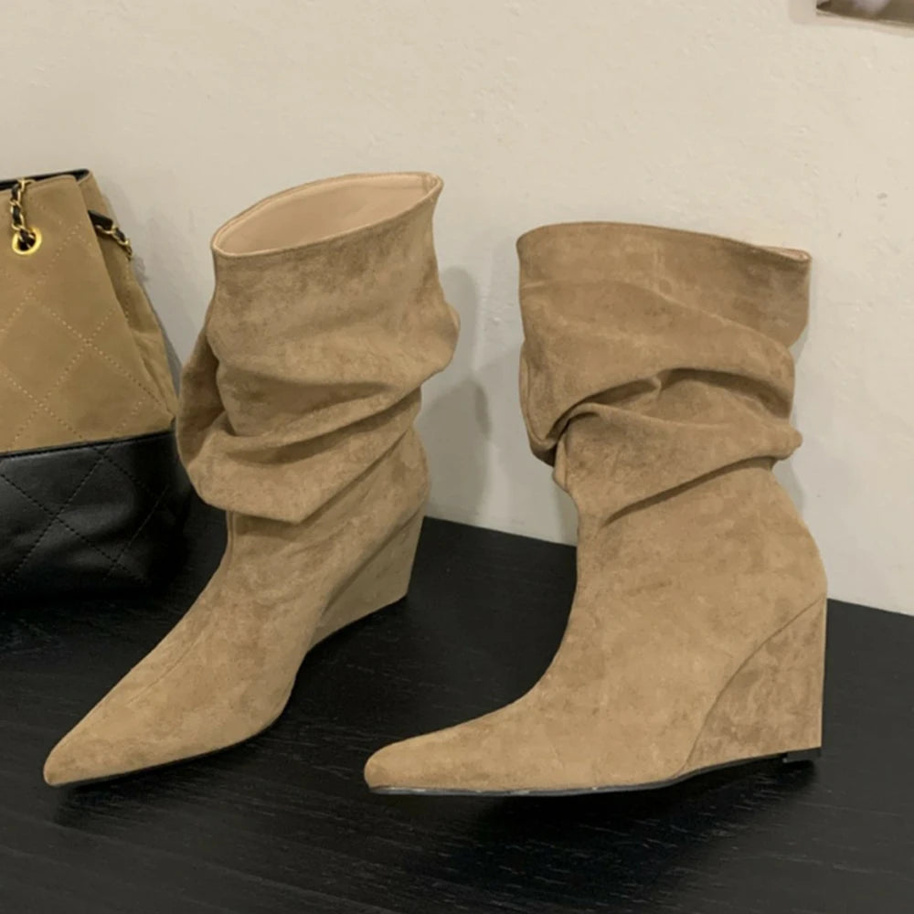 Botas Femininas de Salto Anabela com Bico Fino e Cano Plissado em Camurça Sintética PU, Estilo Slip-On, para Outono Inverno, Cano Médio