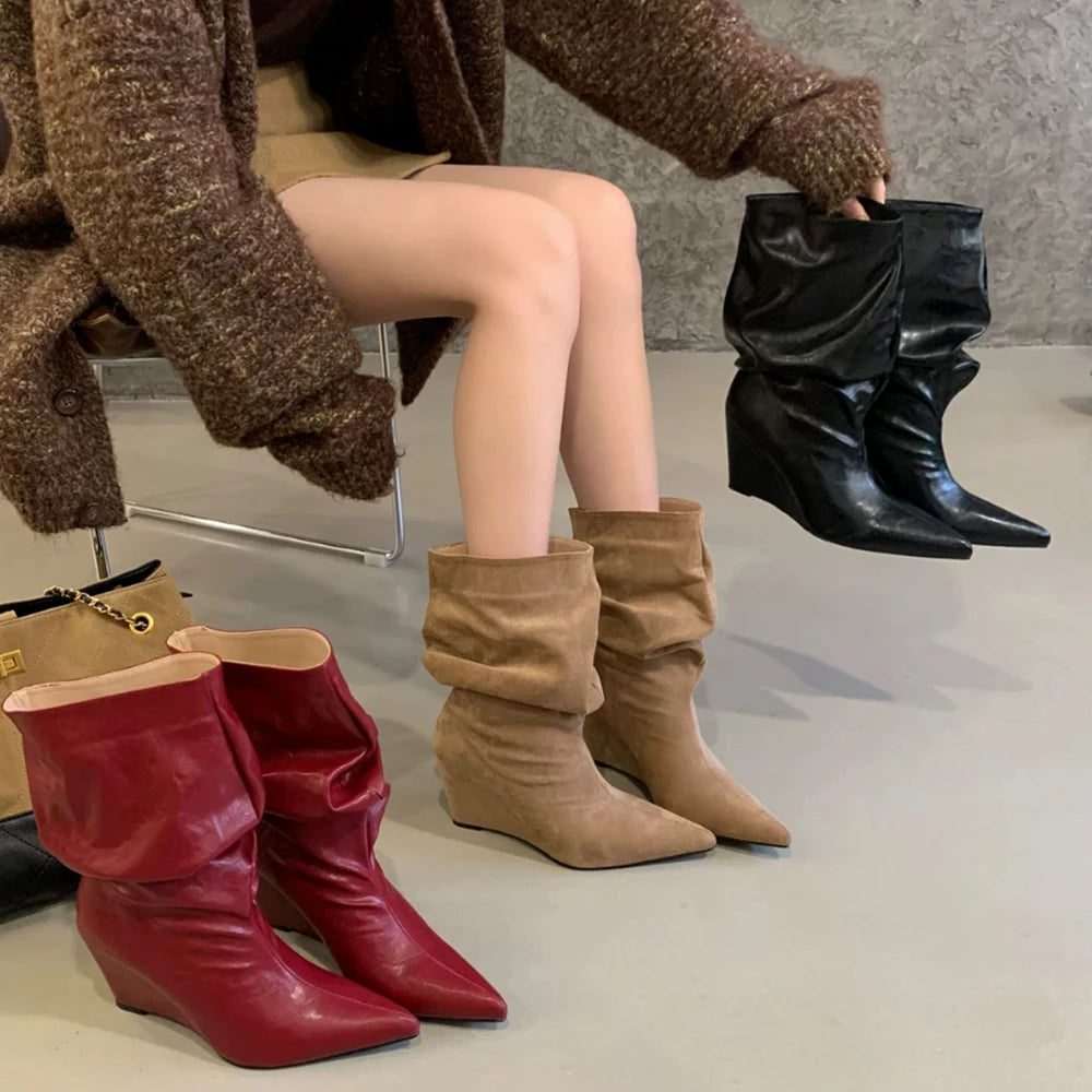 Botas Femininas de Salto Anabela com Bico Fino e Cano Plissado em Camurça Sintética PU, Estilo Slip-On, para Outono Inverno, Cano Médio