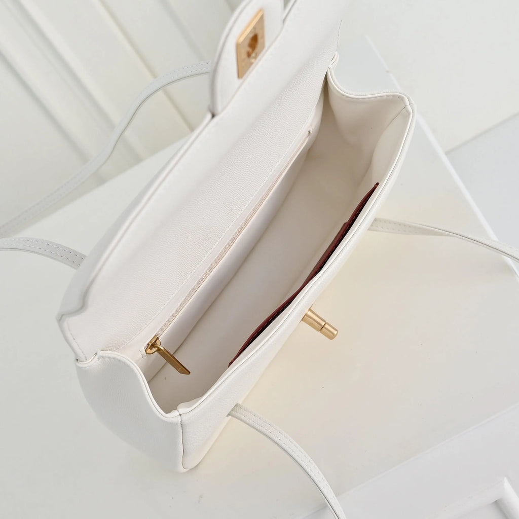 Bolsa de ombro com aba de couro branco, alça longa extrafina, bolsa retangular minimalista para usar debaixo do braço.