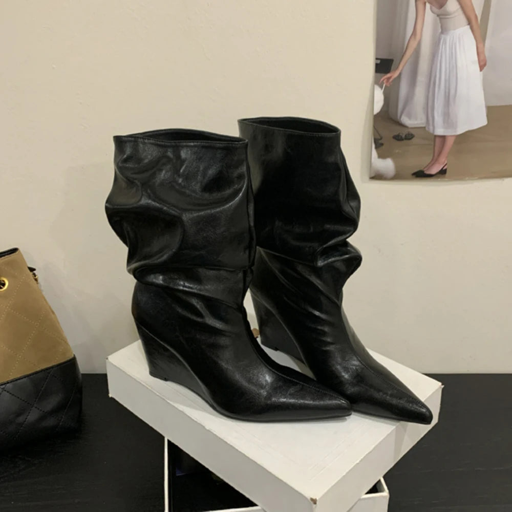 Botas Femininas de Salto Anabela com Bico Fino e Cano Plissado em Camurça Sintética PU, Estilo Slip-On, para Outono Inverno, Cano Médio