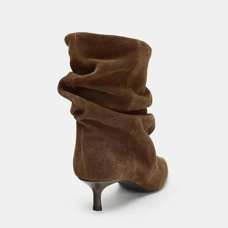 Botas Femininas Novas de Inverno, Botas de Cano Curto Plissadas, Sapatos de Festa Retro Marrons, Elegantes Sapatos de Salto Alto com Bico Fino em Camurça para Mulheres