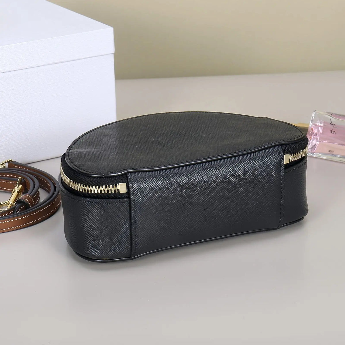 Bolsa de Ombro para Caminhadas ao Ar Livre em Tecido Oxford Grosso com Múltiplos Compartimentos Internos Destacáveis e Alça de Mão Multifuncional para Aventura ao Ar Livre