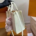Mini bolsa de couro texturizado, alças na cor natural, alça transversal removível, pingente decorativo de urso de pelúcia, cor sólida, bolsa de grande capacidade.