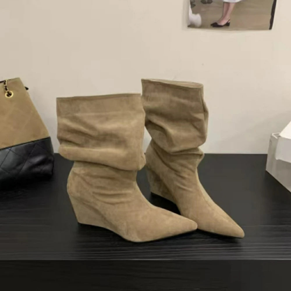 Botas Femininas de Salto Anabela com Bico Fino e Cano Plissado em Camurça Sintética PU, Estilo Slip-On, para Outono Inverno, Cano Médio