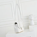 Bolsa de ombro com aba de couro branco, alça longa extrafina, bolsa retangular minimalista para usar debaixo do braço.