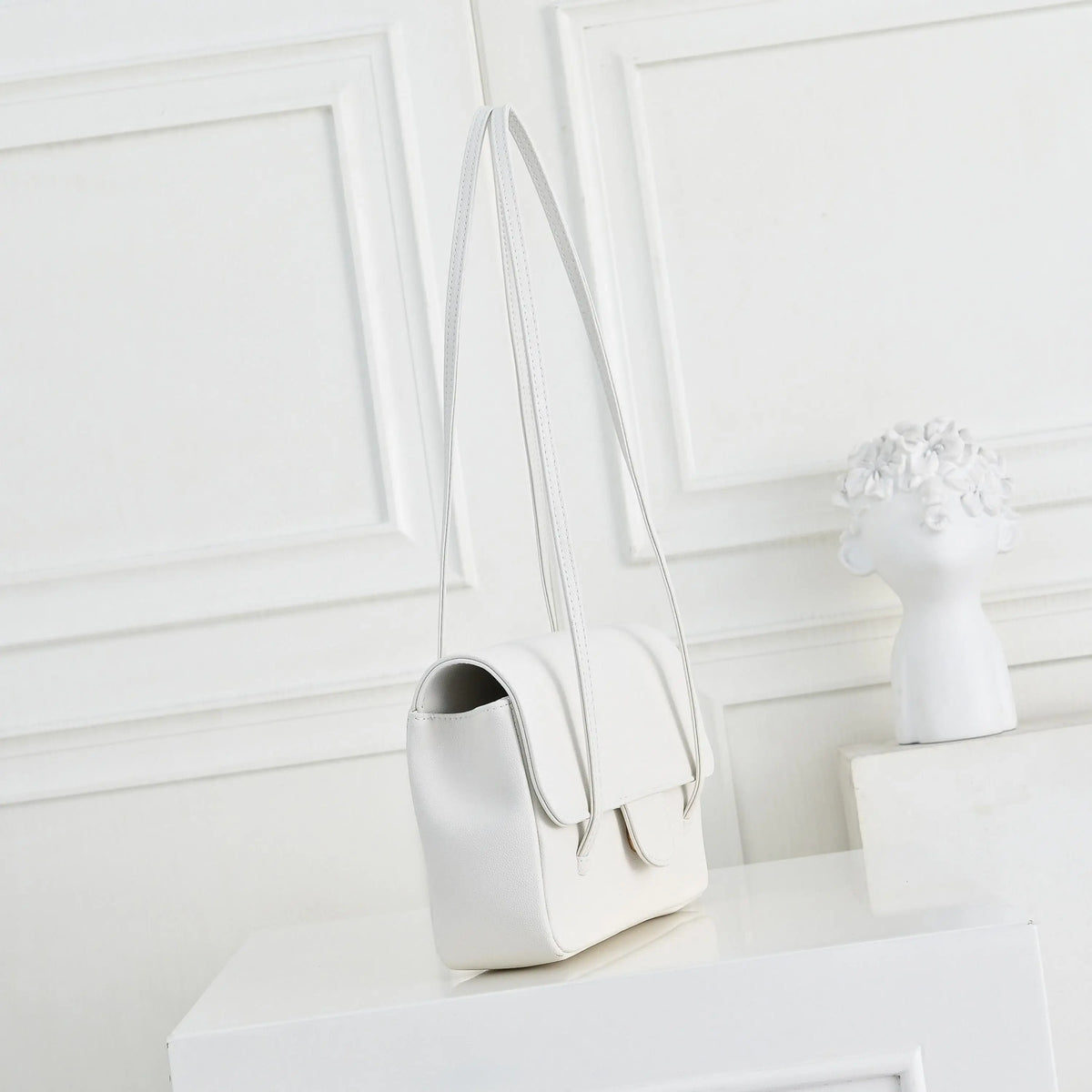 Bolsa de ombro com aba de couro branco, alça longa extrafina, bolsa retangular minimalista para usar debaixo do braço.