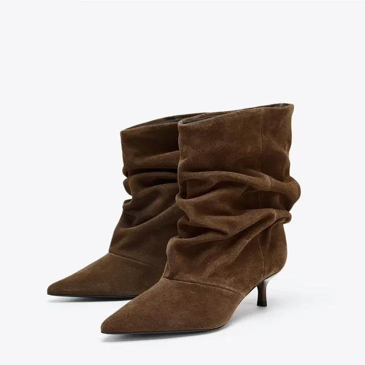 Botas Femininas Novas de Inverno, Botas de Cano Curto Plissadas, Sapatos de Festa Retro Marrons, Elegantes Sapatos de Salto Alto com Bico Fino em Camurça para Mulheres